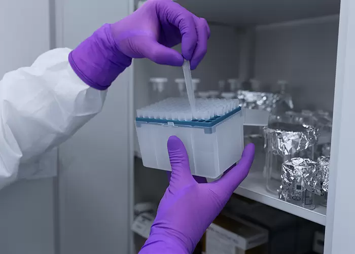 Новинка! Химостойкие нитриловые перчатки Puretech® Neutrino Purple
